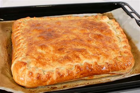 Empanada de hojaldre con palitos de cangrejo cortada en porciones