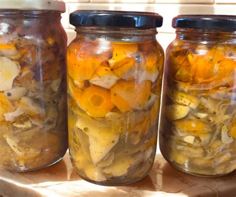 Frascos de hongos en escabeche