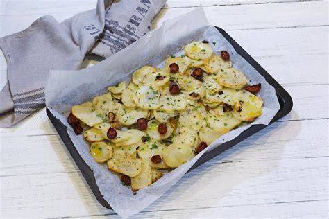 Patatas panaderas recién horneadas en una bandeja