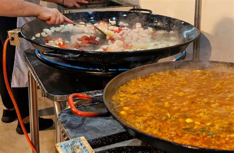 Proceso de cocción de la paella en una paellera tradicional