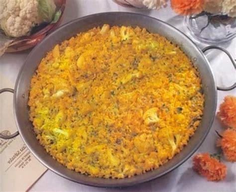 Infografía con los pasos principales para hacer paella de bacalao con coliflor