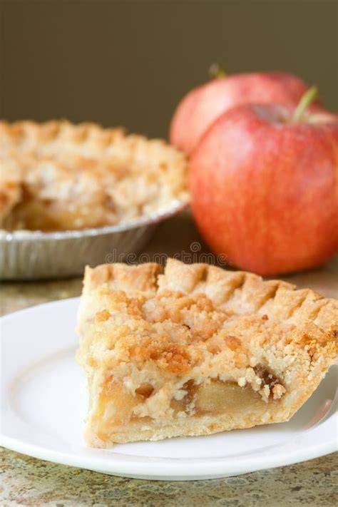 Imagen apetitosa de una porción de empanada de manzana recién horneada