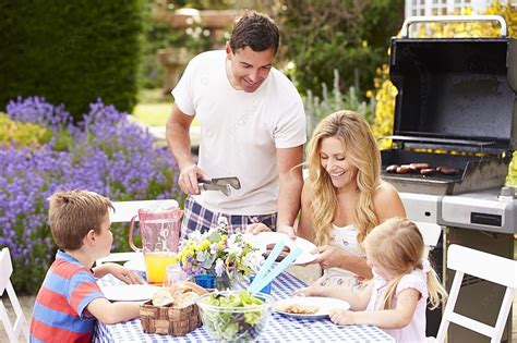 Familia disfrutando de una barbacoa en el jardín