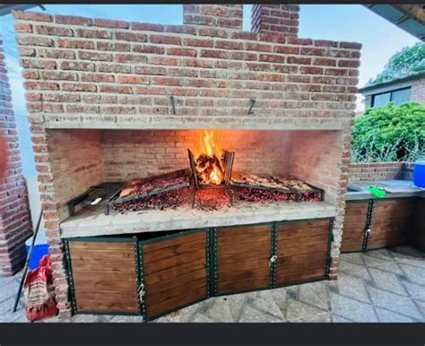 Detalle de la zona de brasas con ladrillos refractarios y perfiles para la parrilla