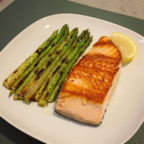 Plato de salmón a la plancha con espárragos blancos