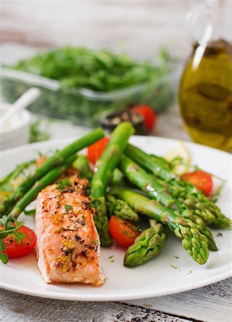 Infografía con los beneficios del salmón y los espárragos