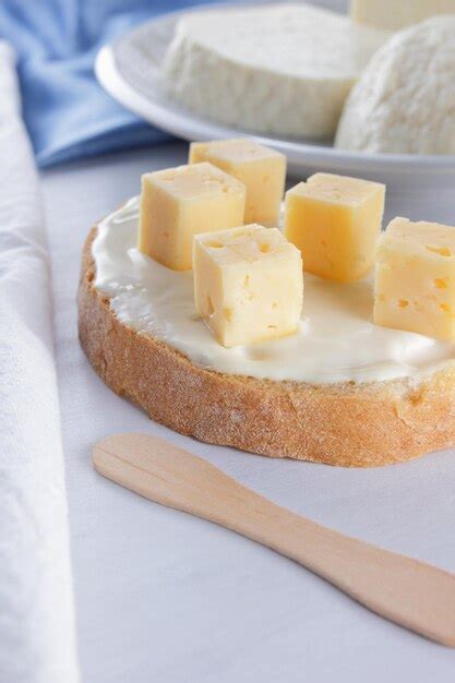 Plato con queso de kéfir untado en pan
