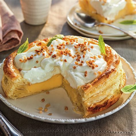 Tarta Regina con hojaldre, crema pastelera y nata