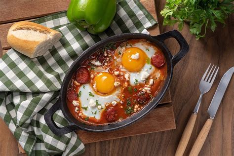 Alcachofas dorándose en una cazuela con salsa