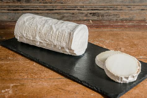 Detalle de un rulo de queso de cabra