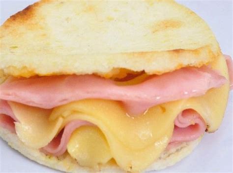 Arepa pizza con jamón y queso