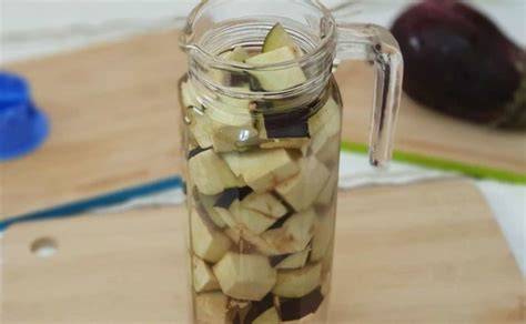 Agua de berenjena y alcachofa en vasos