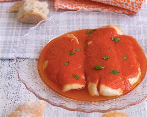 Merluza al horno con salsa de pimientos del piquillo