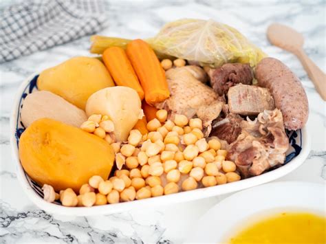 Puchero valenciano servido en cazuela