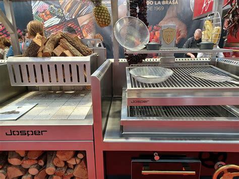 Gráfico comparativo de consumo de carbón entre horno Josper y parrilla abierta