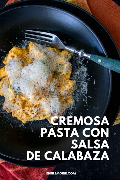 Salsa de calabaza cremosa en un bol