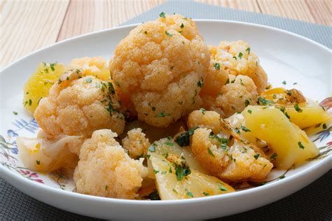 Coliflor al vapor con ajada en un plato