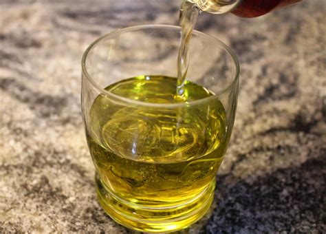 Aceite de perejil en un vaso