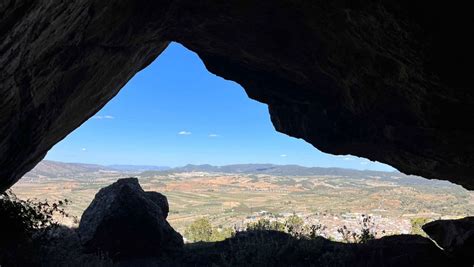 Paisaje natural de La Font de la Figuera con formaciones rocosas