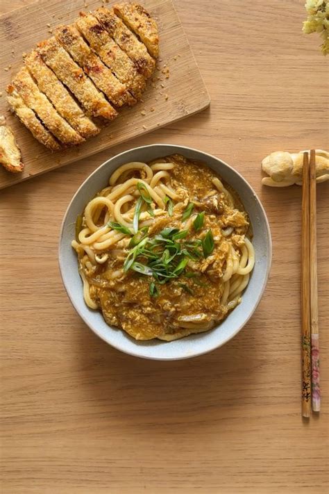 Fideos udon con pollo al curry y leche de coco