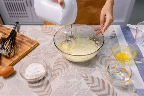Proceso de mezcla de ingredientes para magdalenas