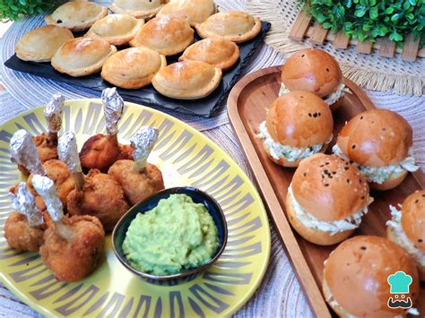 Variedad de bocaditos salados con masa de empanada