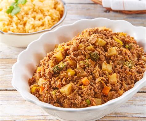 Composición de ingredientes frescos para arroz con picadillo.
