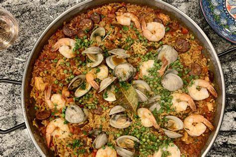 Paella mixta recién hecha