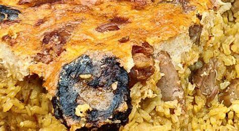 Arroz con costra recién sacado del horno con su característica capa dorada de huevo