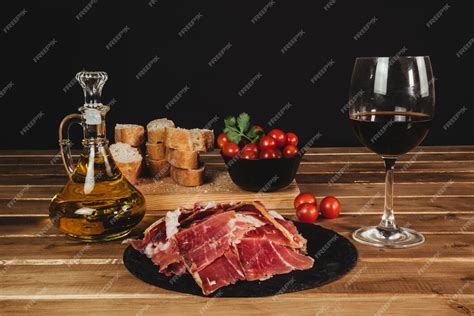 Composición de jamón ibérico, queso y una copa de vino tinto