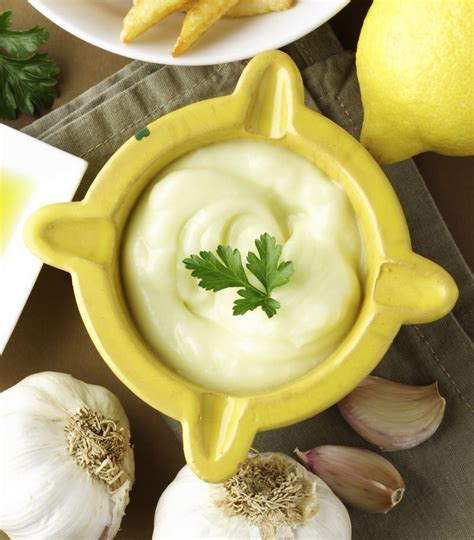 Alioli vegano con leche de soja en un bol