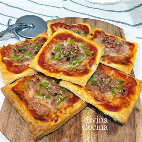 Múltiples pizzas de hojaldre con diferentes coberturas