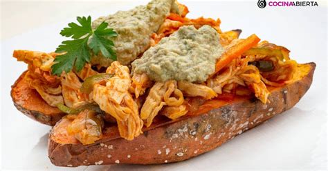 Boniato relleno de pollo deshilachado con salsa verde