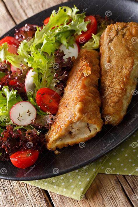 Ensalada de merluza y verduras frescas
