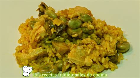 Ingredientes frescos para arroz de alcachofas, habas y setas