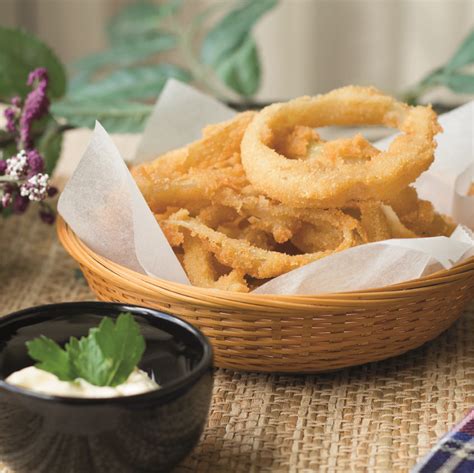 Paparajotes recién fritos y rebozados en azúcar y canela