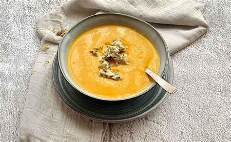 Tazón de crema de calabaza con queso azul y cebollino