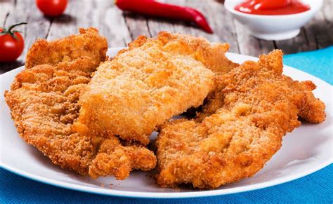 Pechuga de pollo empanada dorada y crujiente