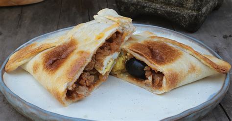Imagen de una empanada chilena de pino recién horneada