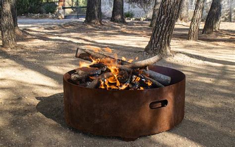 Diferentes materiales de braseros: acero, acero inoxidable, acero corten