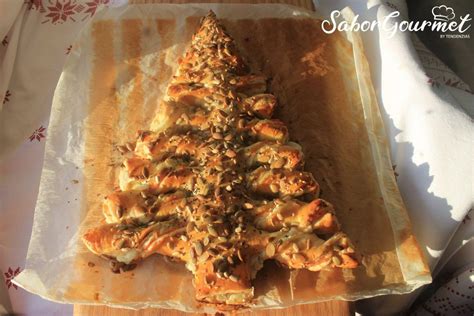 Árbol de Navidad de hojaldre con salmón y queso