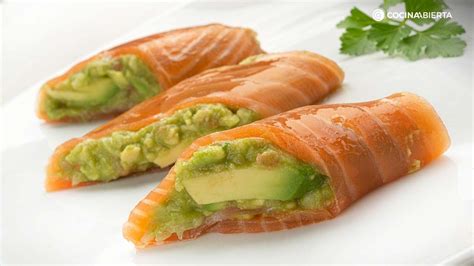Rollitos de salmón y aguacate preparados