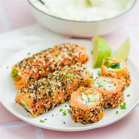 Ingredientes frescos para rollitos de salmón y aguacate