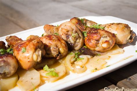 Muslitos de pollo marinando en un bol con la mezcla de mostaza, limón y soja