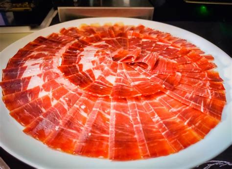 Plato de jamón serrano perfectamente emplatado
