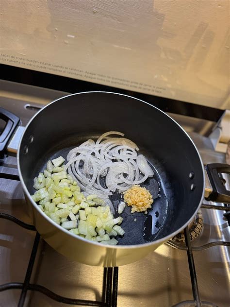 Cebolla y ajo picados en una sartén con aceite