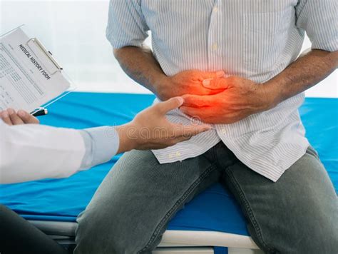 Médico examinando a un paciente con dolor costal