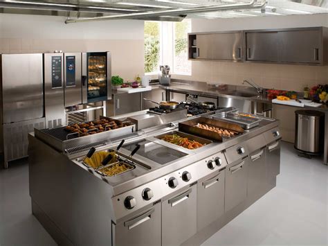 Cocina industrial con varios equipos