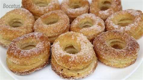 Rosquillas de hojaldre con azúcar, canela y piñones antes de hornear
