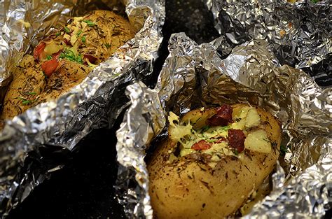 Patatas envueltas en papel de aluminio para barbacoa